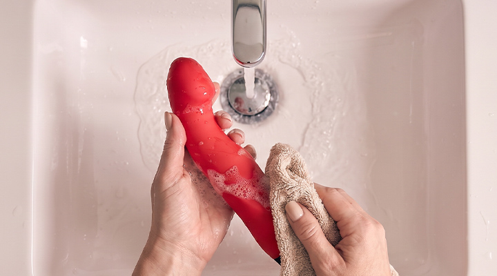 Vibrator mit Wasser und Tuch reinigen – hygienische Pflege von Sextoys.