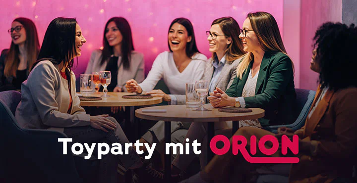 Eine Gruppe von Frauen sitzt lachend an kleinen Tischen in einer gemütlichen Bar oder Lounge mit rosa beleuchtetem Hintergrund. Sie unterhalten sich angeregt. Im Vordergrund steht der Schriftzug „Toyparty mit ORION“, wobei „ORION“ in pink hervorgehoben ist