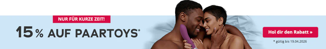 Ein lachendes Paar liegt eng umschlungen auf einem Bett mit hellblauer Bettwäsche. Beide sind oberkörperfrei. Die Frau hält einen lilafarbenen Vibrator in der Hand. Links daneben steht in großer schwarzer Schrift: „15 % auf Paartoys*“. Darunter kleiner Text: „* gültig bis 19.04.2026“.