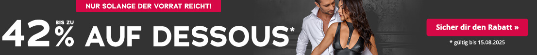 Die Werbeanzeige hat einen dunkelgrauen Hintergrund. Großflächig steht in weißer Schrift „Bis zu 42% auf Dessous". Darunter steht in kleiner Schrift "gültig bis 10.08.2025". Oberhalb befindet sich ein rotfarbener Button mit der weißen Aufschrift "Nur solange der Vorrat reicht". Es ist ein Mann und eine Frau abgebildet. Die Frau trägt ein schwarzes Dessous und der Mann ein aufgeknöpftes, weißes Hemd. Die Köpfe sind zueinander gedreht und der Mann hält den Unterarm der Frau fest.