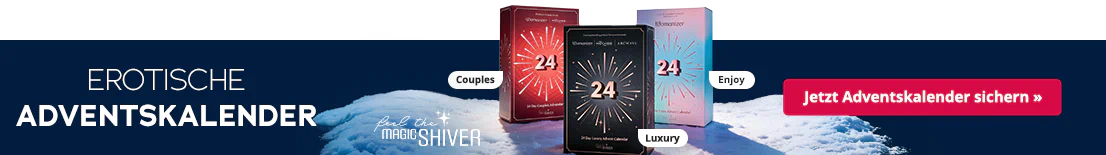 Drei Adventskalender in verschiedenen Farben stehen auf verschneitem Untergrund. Der Hintergrund ist dunkelblau und großflächig steht der Text "Erotische Adventskalender".