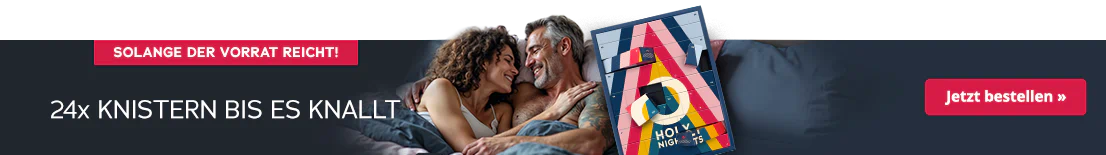 Das Bild zeigt eine Werbeanzeige, wo ein Mann oberkörperfrei mit einer Frau, die ein weißes Top trägt, Arm in Arm in einem Bett liegt. Beide lächeln sich an. Oberhalb steht auf rotem Hintergrund "Solange der Vorrat reicht!" Darunter steht auf dunklem Hintergrund in weißer Schrift "24x knistern bis es knallt". Daneben ist der Adventskalender im bunten Design mit der Aufschrift „HOLY NIGHTS“ abgebildet.
