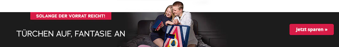 Das Bild zeigt eine Werbeanzeige, bei der zwei Frauen auf einem Bett knien und sich gemeinsam ein Türchen aus dem Adventskalender ansehen. Dieser ist im bunten Design und hat die Aufschrift „HOLY NIGHTS“. Daneben steht in weißer Schrift: „Türchen auf, Fantasie an“. Am oberen Rand ist ein rotfarbener Button mit dem Hinweis „Solange der Vorrat reicht“.