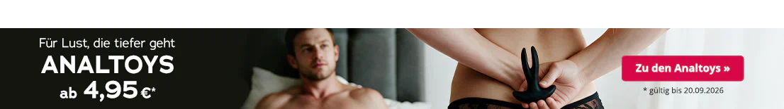 Nackte Frau mit blond-braunen Haaren. Frau hält ein Analtoy mit beiden Händen hinter ihrem Rücken. Vor ihr liegt ein Mann auf dem Bett. Großflächig steht "Für Lust, die tiefer geht - Analtoys ab 4,95€" und Button "Zu den Analtoys »".