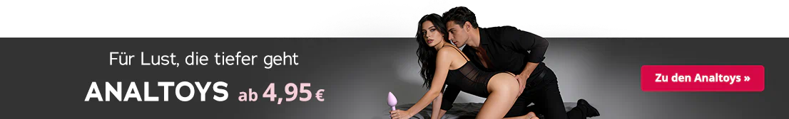 Eine Frau und ein Mann knien hintereinander auf einem Bett . Die Frau trägt einen schwarzen Body und der Mann ein schwarzes Hemd mit einer farblich passenden Hose. Der Mann hält seinen Kopf dicht an ihren und hat seine Hand an ihrem Po. Ein lilaner Analplug ist abgebildet und großflächig steht der Text "Analtoys ab 4,95€".