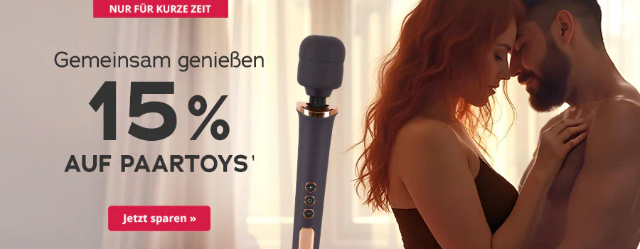 Die Werbeanzeige zeigt einen Mann und eine Frau, die gegenüber voneinander stehen und sich berühren. Der Mann ist oberkörperfrei und die Frau trägt ein schwarzes Top. Neben ihnen ist eins schwarzer Massagestab abgebildet. Im Hintergrund hängen helle, leicht duchsichtige Gardinen, durch die Licht durchscheint. Großflächig steht in schwarzer Schrift "Gemeinsam genießen - 15% auf Paartoys". Oberhalb der Anzeige befindet sich ein rotfarbener Button mit der Aufschrift "Nur für kurze Zeit" und unterhalb ebenfalls ein rotfarbener Button mit der Aufschrift "Jetzt sparen".