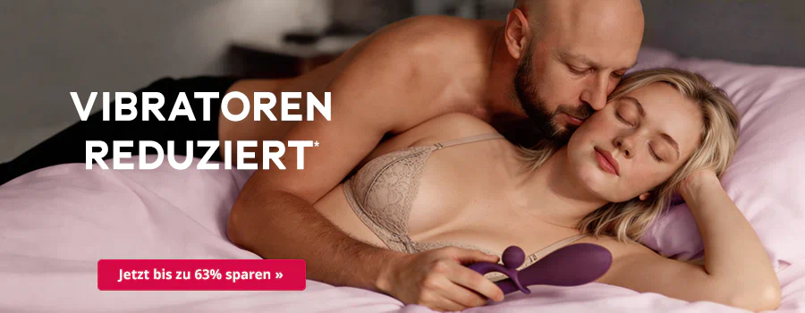 Ein Mann mit Bart liegt oberkörperfrei hinter einer Frau im Spitzen-BH in einem Bett mit rosa Decke. Die Frau hält einen lilafarbenen Vibrator in der Hand. In der Mitte steht ein weißer Text: „Vibratoren reduziert“. Darunter ein roter Button mit weißer Schrift: „Jetzt bis zu 63% sparen»“.