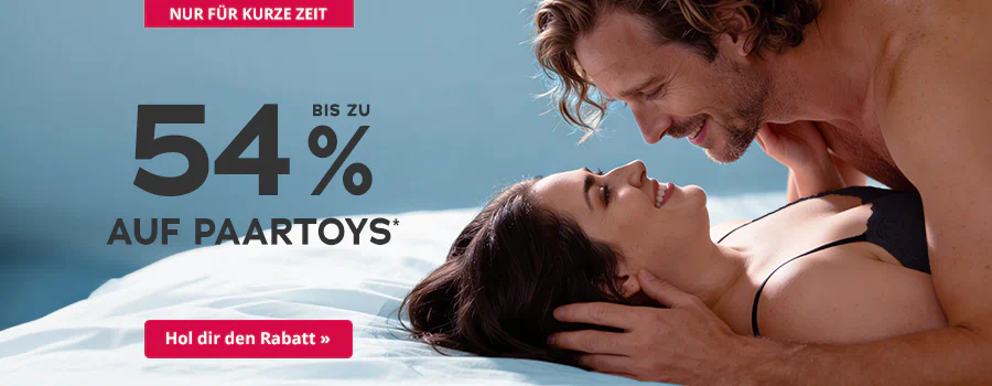 Ein Mann liegt mit nacktem Oberkörper über einer Frau auf einem Bett, beide lächeln sich an. Die Frau trägt schwarze Unterwäsche. Hintergrund ist hellblau. Großflächig steht der Text: „Bis zu 54 % auf Paartoys“. Unten ein roter Button mit weißem Text: „Hol dir den Rabatt »“