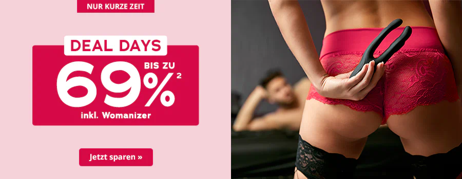Zweigeteiltes Werbemittel. Auf der einen Seite ist ein rosa Hintergrund. Oben ist ein rot hinterlegtes Verknappungselement mit der Aufschrift „Nur kurze Zeit“. Mittig vor dem rosa Hintergrund ist ein rotes Rechteck mit abgerundeten Ecken, darauf steht großflächig in weißer Schrift: Bis zu 69% inkl. Womanizer. Oben drüber ist ein weiß hinterlegter Button mit großer roter Aufschrift: „DEAL DAYS“. Auf der anderen Seite des Werbemittels ist ein Bild. Das Bild zeigt eine Frau von hinten. Zu sehen ist ihr Rücken, der Hintern und die obere Hälfte der Oberschenkel. Sie trägt einen roten Spitzenslip und schwarze halterlose Strümpfe mit Spitzenrand. In ihrer Hand hält sie ein schwarzes Toy hinter ihrem Hintern. Im Hintergrund des Bildes ist ein Mann zu sehen, welcher auf einem Sofa liegt. Er ist oberkörperfrei und schaut in die Richtung der Frau. Am unteren Rand des Werbemittels ist ein rot hinterlegter Call-to-Action-Button mit der Aufschrift „Jetzt sparen »“.