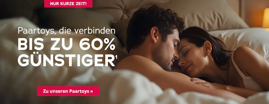 Ein Paar liegt eng umschlungen und entspannt auf einem Bett in warmer, intimer Atmosphäre. Im Vordergrund bewirbt ein auffälliges Banner für Paarspielzeug mit Rabattaktion bis zu 60% günstiger, gültig bis 24.08.2025, mit dem Hinweis „Nur für kurze Zeit“. Der Fokus liegt auf Zweisamkeit, Liebe und exklusivem Angebot für Paartoys.