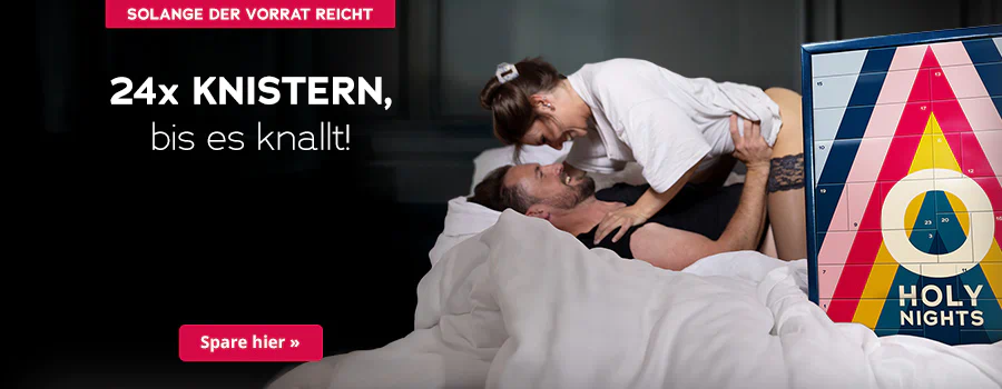 Das Bild zeigt eine Werbeanzeige. Ein Mann liegt mit dem Rücken auf einem Bett und eine Frau liegt über ihn gebeugt. Beide lächeln sich an. Der Mann trägt ein schwarzes und die Frau ein weißes T-Shirt. Sie hat schwarze Strapsen mit Spitze an. Plakativ ist der Adventskalender mit buntem Design und der Aufschrift „HOLY NIGHTS“ abgebildet. Darüber steht in weißer Schrift: „24x knistern, bis es knallt!“. Am oberen Rand ist ein rotfarbener Button mit dem Hinweis „Solange der Vorrat reicht“. Unterhalb ist ebenfalls ein rotfarbener Button mit der Aufschrift „Spare hier »“.