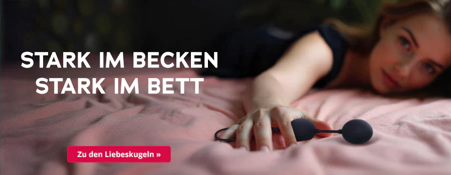 Auf dem Bild liegt eine Frau auf einem rosa Bettlaken und streckt eine Hand nach vorne aus. In ihrer Hand hält sie ein schwarzes Liebeskugeln. In weißer, großer Schrift steht: „STARK IM BECKEN STARK IM BETT“. Am unteren Rand befindet sich ein roter Button mit der weißen Aufschrift: „Zu den Liebeskugeln »“. Die Szenerie ist weich beleuchtet, mit Fokus auf der ausgestreckten Hand und dem Liebeskugeln darin.