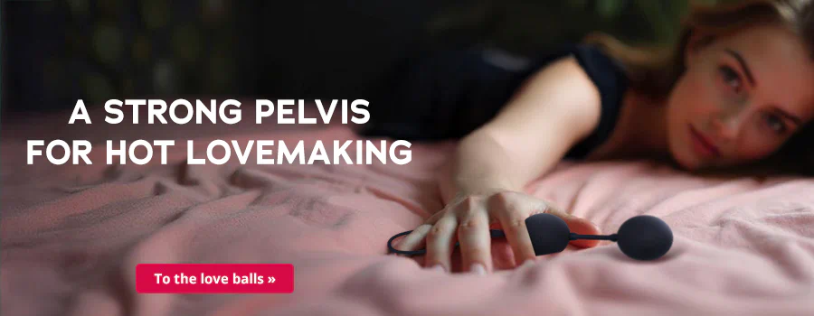 In this advertisement, a woman is lying on a pink bed sheet. One arm is also stretched out in front of her. She is holding black love balls in her hand. It says: “A STRONG PELVIS FOR HOT LOVEMAKING” in large white letters. There is a red banner at the bottom with the text: “To the love balls »” in white letters. The scene is softly lit, focusing on the outstretched hand holding the love balls.