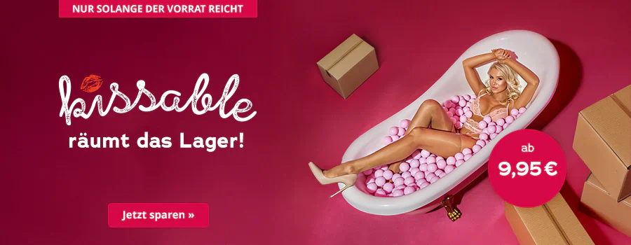 Frau in rosa Dessous liegt in einer weißen Badewanne voller pinker Bälle, daneben Kartons auf dem Boden. Text: 'Nur solange der Vorrat reicht – kissable räumt das Lager!'. Preisangabe: 'ab 9,95 €'. CTA: 'Jetzt sparen'