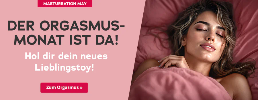 Das Bild ist eine Werbegrafik mit rosafarbenem Hintergrund. Auf der einen Seite steht in großer, schwarzer Schrift: „DER ORGASMUS-MONAT IST DA!“. Darunter folgt der Text: „Hol dir dein neues Lieblingstoy!“ sowie ein roter Button mit der Aufschrift „Zum Orgasmus ». Oben ist ein rotes Feld mit dem Hinweis „MASTURBATION MAY“. Auf der anderen Seite ist ein Bild. Auf dem Bild liegt eine Frau mit geschlossenen Augen entspannt im Bett unter einer rosafarbenen Decke, es sind nur ihre nackten Schultern und ihr Kopf zu sehen.