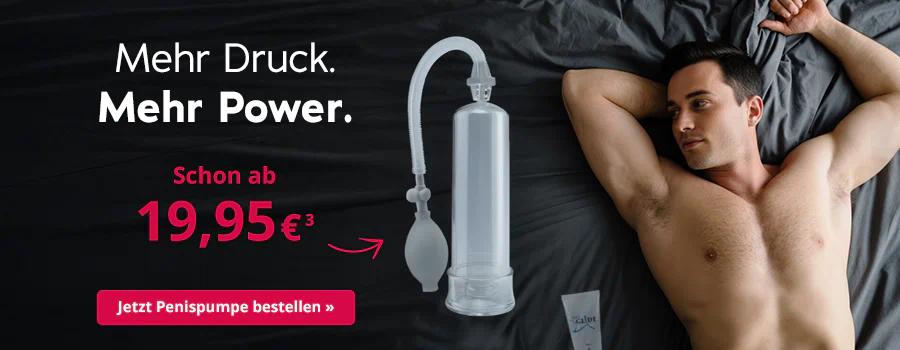 Das Bild zeigt eine Werbeanzeige mit einem Mann, der oberkörperfrei auf einem Bett mit dunkler Bettwäsche liegt. Großflächig steht in weißer und roter Schrift "Mehr Druck. Mehr Power. Schon ab 19,95€". Darunter ist eine Penispumpe und ein Gleitgel abgebildet. Ein roter Pfeil schafft die Verbindung zu Preis und Toy. Unterhalb steht in einem rotfarbenen Button "Jetzt Penispumpe bestellen".