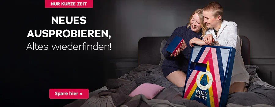 Das Bild zeigt eine Werbeanzeige. Zwei Frauen knien im Bett und schauen sich gemeinsam ein Türchen aus dem Adventskalender an. Dieser ist im bunten Design und hat die Aufschrift „HOLY NIGHTS“. Darüber steht in weißer Schrift: „Neues ausprobieren, altes wiederfinden“. Am oberen Rand ist ein rotfarbener Button mit dem Hinweis „Nur kurze Zeit“. Unterhalb ist ebenfalls ein rotfarbener Button mit der Aufschrift „Spare hier »“.