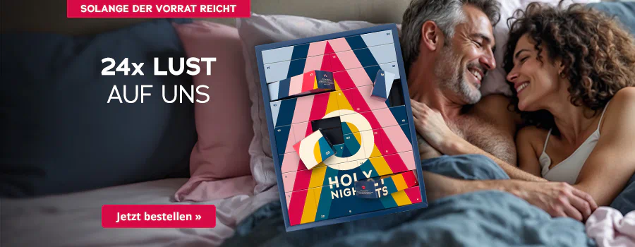 Das Bild zeigt eine Werbeanzeige. Ein Mann, der oberkörperfrei ist, liegt Arm in Arm mit einer Frau, die ein weißes Top trägt. Die beiden schauen sich an und lächeln. Plakativ ist der Adventskalender mit buntem Design und der Aufschrift „HOLY NIGHTS“ abgebildet. In weißer Schrift steht „24x Lust auf uns!“. Am oberen Rand ist ein rotfarbener Button mit dem Hinweis „Solange der Vorrat reicht“. Unterhalb ist ebenfalls ein rotfarbener Button mit der Aufschrift „Jetzt bestellen»“.
