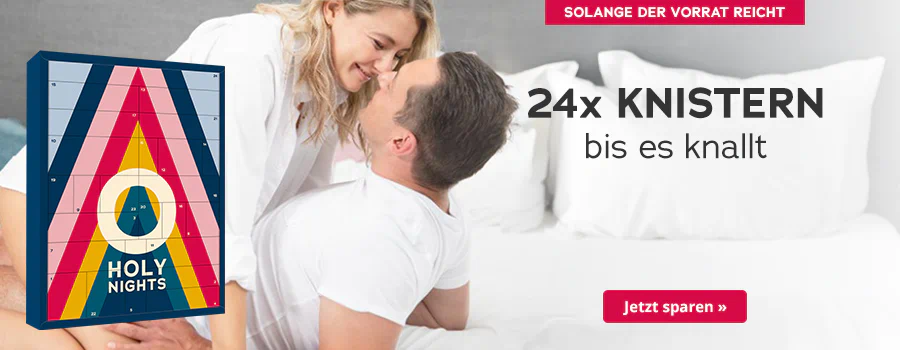 Das Bild zeigt eine Werbeanzeige. Ein Mann in weißem T-Shirt liegt mit dem Rücken auf einem Bett und eine Frau in weißer Bluse liegt über ihn gebeugt. Beide lächeln sich an. Plakativ ist der Adventskalender mit buntem Design und der Aufschrift „HOLY NIGHTS“ abgebildet. Darüber steht in schwarzer Schrift: „24x knistern, bis es knallt!“. Am oberen Rand ist ein rotfarbener Button mit dem Hinweis „Solange der Vorrat reicht“. Unterhalb ist ebenfalls ein rotfarbener Button mit der Aufschrift „Jetzt sparen »“.