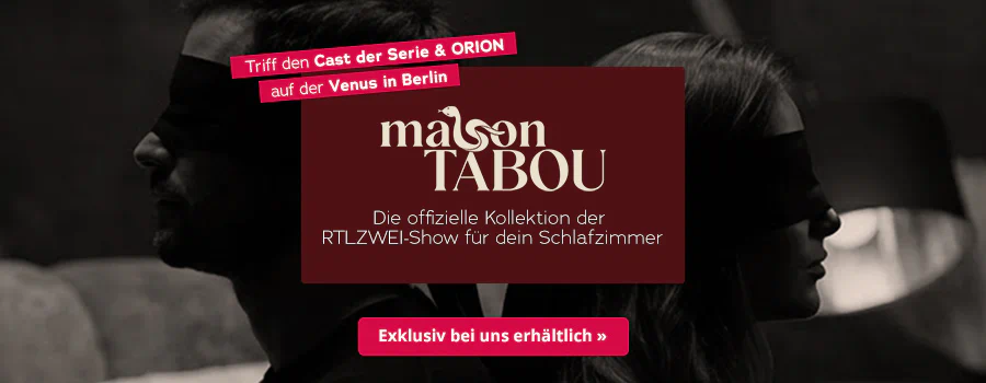 Zwei Personen die jeder eine Augenbinde tragen, sitzen Rücken an Rücken auf einem Bett. Oberhalb steht der Text “Triff den Cast der Serie & ORION auf der Venus in Berlin”. Mittig steht ein bordeauxrotes Feld mit dem cremefarbenen Schriftzug „maison TABOU - Die offizielle Kollektion der RTLZWEI-Show für dein Schlafzimmer”. Unten ein roter Button: „Exklusiv bei uns erhältlich »“.