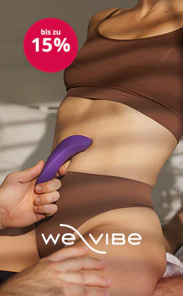 Frau in brauner Unterwäsche hält We-Vibe Sexspielzeug; Mann steuert per App auf Smartphone. Text: „bis zu 15 %“, „We-Vibe“, Button „Zuschlagen und sparen“.