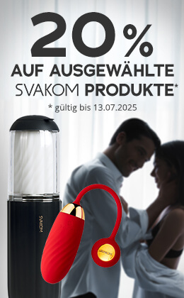 Das Bild zeigt eine Werbeanzeige mit einem großen schwarzen Schriftzug: „20 % auf ausgewählte SVAKOM Produkte“. Darunter steht in kleiner grauer Schrift: „* gültig bis 13.07.2025“. Im Vordergrund sind zwei Produkte der Marke SVAKOM abgebildet: ein schwarzer Masturbator mit transparenter Kappe und ein rotes, Vibroei mit goldfarbenen Akzenten. Im Hintergrund erkennt man ein Paar, das sich nahekommt. Unten im Bild befindet sich ein rotfarbener Button mit weißer Aufschrift: „Sicher dir den Rabatt »“.