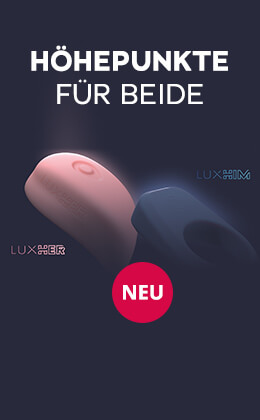 Das Bild zeigt zwei Hände auf einem Bett. Eine Hand hält einen rosafarbenen Auflegevibrator mit Knopf, die andere einen blauen Penisring. Oben links im Bild befindet sich ein roter Kreis mit der weißen Aufschrift „NEU“. Rechts im Bild steht in weißer Schrift: „HÖHEPUNKTE FÜR BEIDE“. Unten im Bild befindet sich ein roter Button mit weißem Text: „Jetzt bestellen »“.