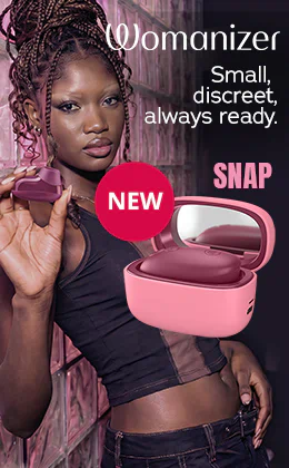 There is a woman on the left-hand side and she is holding a pink Womanizer SNAP in her hand. The Womanizer SNAP is a discreet stimulator for clitoral stimulation.‚ An open pink charging case can also be seen next to it. The words “Womanizer SNAP” and “Small, discreet, always ready” are on the right-hand side. The word “NEW” can be seen at the top. There is also a red button at the bottom with the text “Give it to me »”.