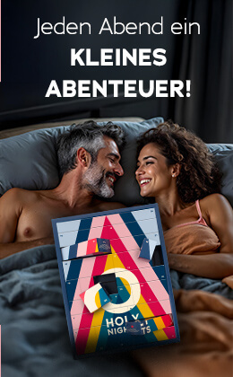 Das Bild zeigt eine Werbeanzeige. Ein Mann, der oberkörperfrei ist liegt Arm in Arm mit einer Frau, die ein helles Top trägt. Die beiden schuen sich an und lächeln. Plakativ ist der Adventskalender mit buntem Design und der Aufschrift „HOLY NIGHTS“ abgebildet. In weißer Schrift steht „Jeden Abend ein kleines Abenteuer!“.