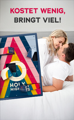 Das Bild zeigt eine Werbeanzeige. Ein Mann in weißem T-Shirt liegt mit dem Rücken auf einem Bett und eine Frau in weißer Bluse liegt über ihn gebeugt. Beide lächeln sich an. Plakativ ist der Adventskalender mit buntem Design und der Aufschrift „HOLY NIGHTS“ abgebildet. Darüber steht in roter und schwarzer Schrift: "Kostet wenig, bringt viel“.