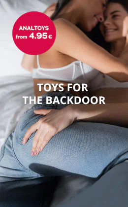 Two women are on a bed. One is lying on top of the other. They are smiling at each other. One woman is touching the other woman’s backside. The text “Toys for the backdoor” is written in large letters. There is a red banner with the text “Anal toys from 4.95€”. There is a red button below that says “To the anal toys ”