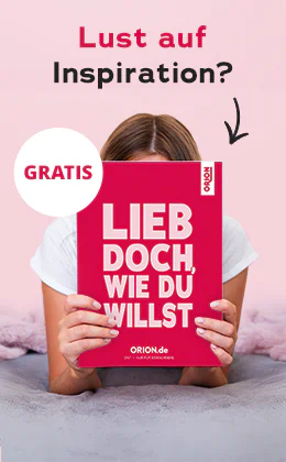Frau liegt auf einem Bett und hält ein pinkes Magazin mit dem Titel "Lieb doch, wie du willst" vor ihr Gesicht. Auf rosafarbenem Hintergrund steht: "Lust auf Inspiration?". Ein weißer Kreis mit der Aufschrift "GRATIS" weist auf das kostenlose Magazin hin.