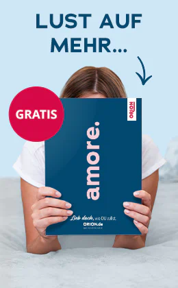 Auf dem Bild, welches einen hellblauen Hintergrund hat, sieht man eine Person, die einen blauen Katalog mit der Aufschrift „amore.“ und dem Logo „ORION“ vor ihr Gesicht hält. Darüber steht der Text „Lust auf mehr…“ mit einem Pfeil, der auf den Katalog mit der Aufschrift “amore” zeigt. Auf dem Katalog befindet sich ein roter Kreis mit der weißen Aufschrift „Gratis“. Unterhalb ist ein rotfarbener Button mit der weißen Schrift „Gratis Katalog sichern“.