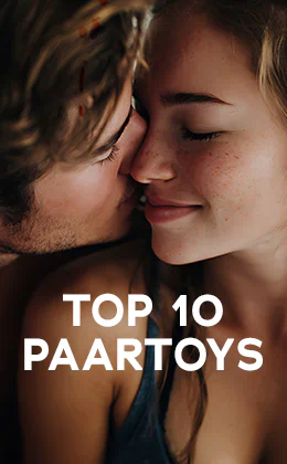 Ein Paar liegt eng beieinander, die Frau lächelt mit geschlossenen Augen, während der Mann sie sanft an der Wange küsst. Darüber steht in weißer Schrift „TOP 10 PAARTOYS“. Unten befindet sich ein roter Button mit der Aufschrift „Gemeinsam entdecken »“.