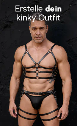 Mann in schwarzem Leder-Harness und Harness-String steht vor dunklem Hintergrund. Text „Erstelle dein kinky Outfit“ und rotfarbenem Button „Will ich“.