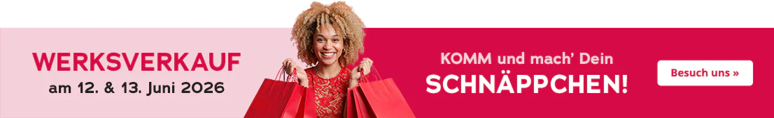 Roter Banner zum Werksverkauf mit einer lächelnden Frau in rotem Outfit und roten Einkaufstaschen. Text: 12. & 13. JUNI 2026, WERKSVERKAUF, KOMM und mach’ Dein SCHNÄPPCHEN! CTA: Besuch uns ».