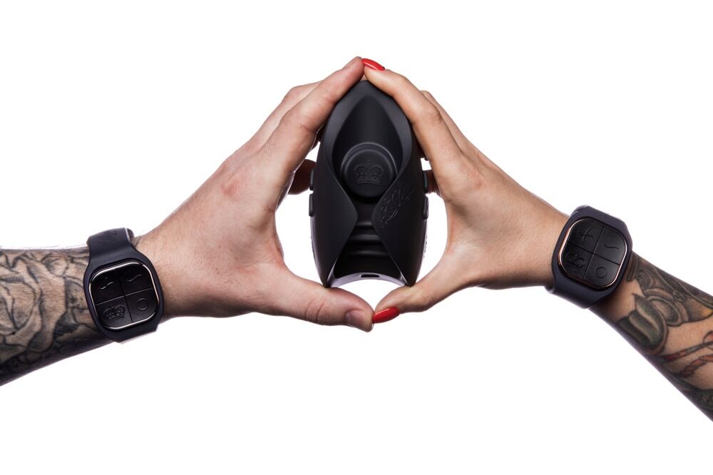 Masturbator „Pulse Duo Lux“ mit 2 Fernbedienungen am Armband